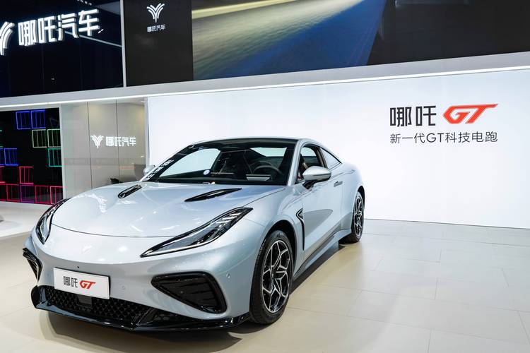 深圳157哪吒汽车在智能汽车领域的表现，领途汽车在新能源汽车市场中的影响力